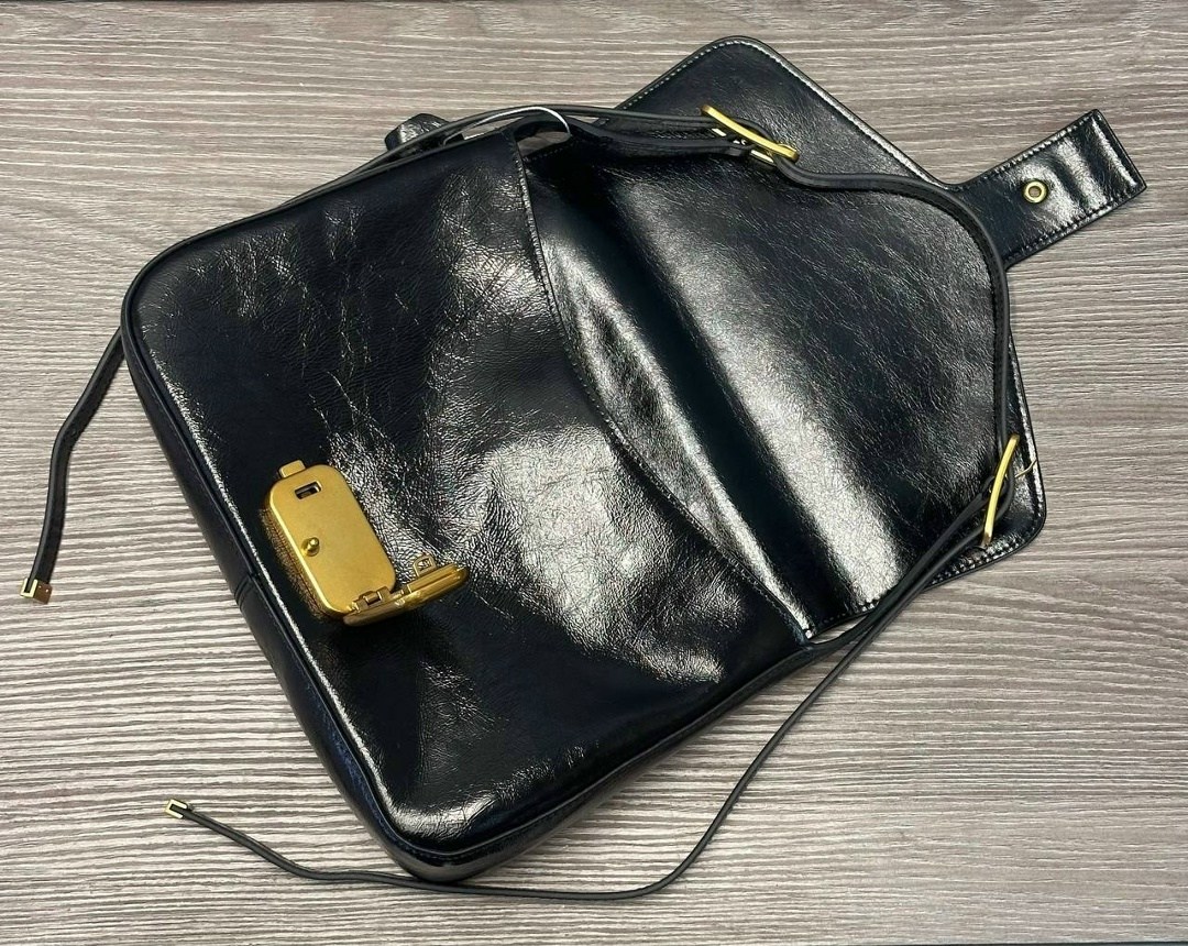 сумка женская balenciaga,сумка balenciaga,сумка на плечо balenciaga,большая сумка через плечо через цепочку balenciaga,черная сумка через плечо с золотой пряжкой balenciaga