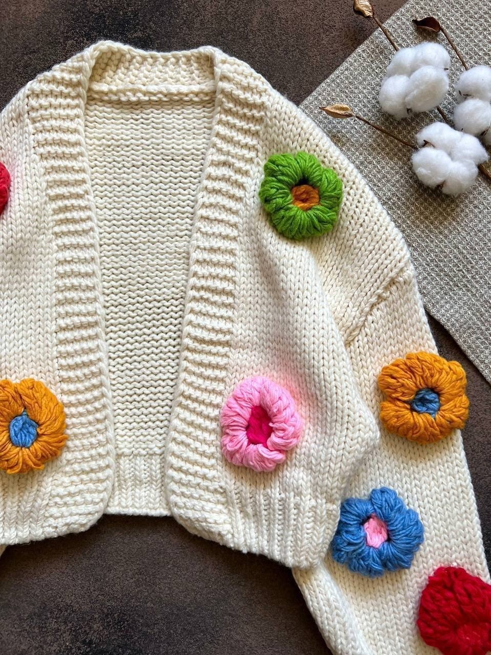 вязаный кардиган с объемными цветами,вязаные кардиганы,кардиган с объемными цветами,модные вязаные вещи,вязаный крючком кардиган