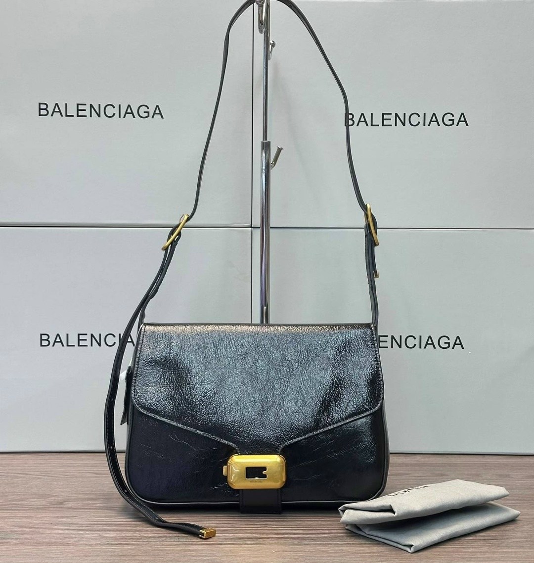 сумка женская balenciaga,сумка balenciaga,сумка на плечо balenciaga,большая сумка через плечо через цепочку balenciaga,черная сумка через плечо с золотой пряжкой balenciaga