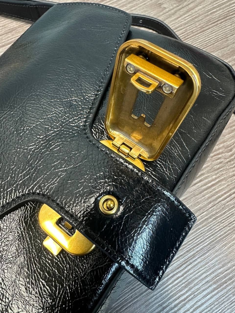 сумка женская balenciaga,сумка balenciaga,сумка на плечо balenciaga,большая сумка через плечо через цепочку balenciaga,черная сумка через плечо с золотой пряжкой balenciaga