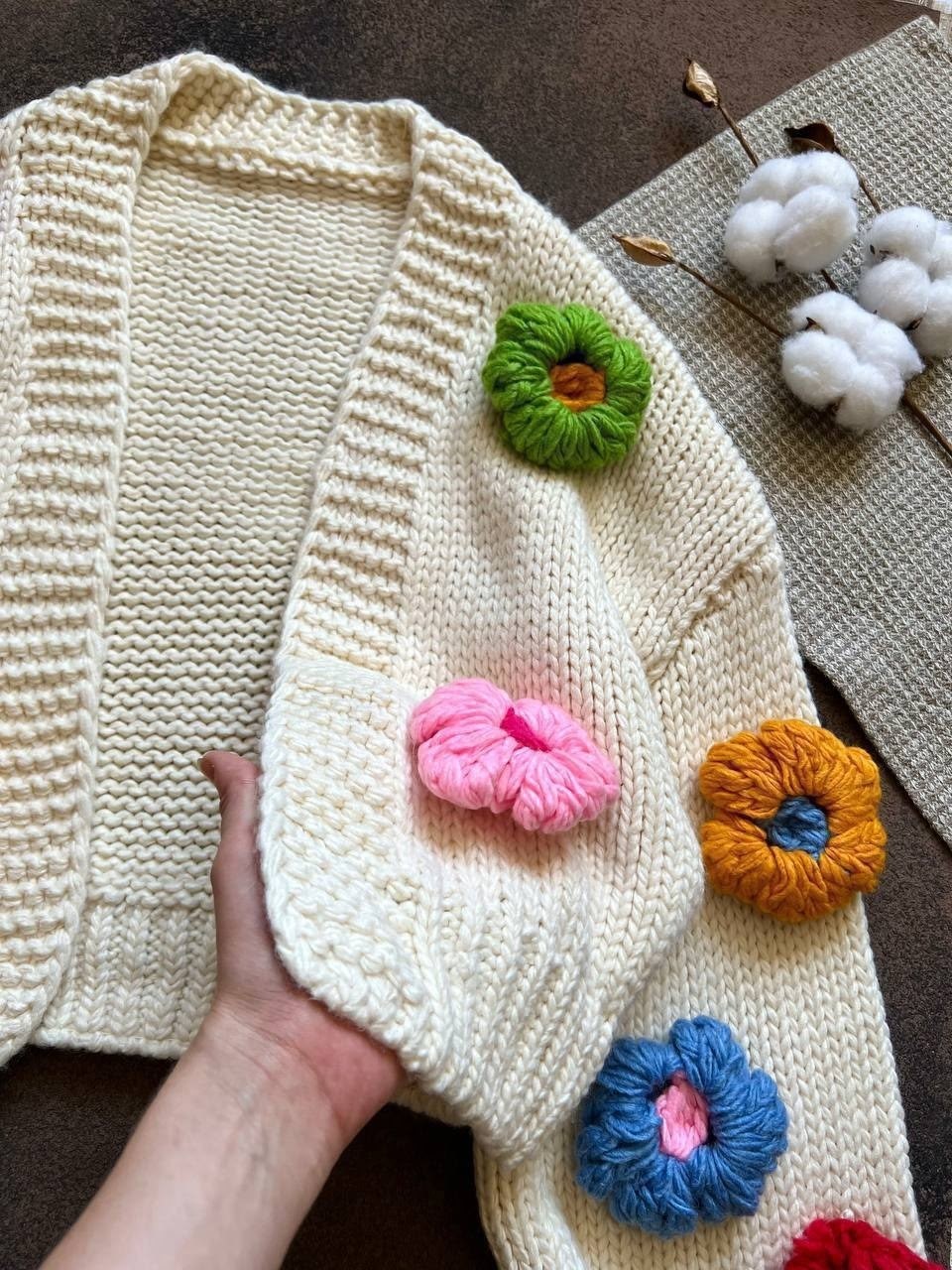 вязаный кардиган с объемными цветами,вязаные кардиганы,кардиган с объемными цветами,модные вязаные вещи,вязаный крючком кардиган