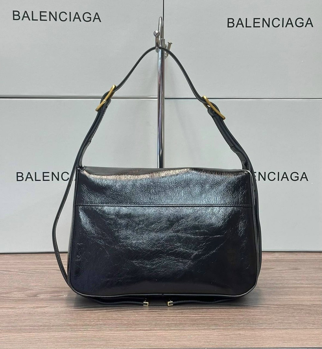 сумка женская balenciaga,сумка balenciaga,сумка на плечо balenciaga,большая сумка через плечо через цепочку balenciaga,черная сумка через плечо с золотой пряжкой balenciaga