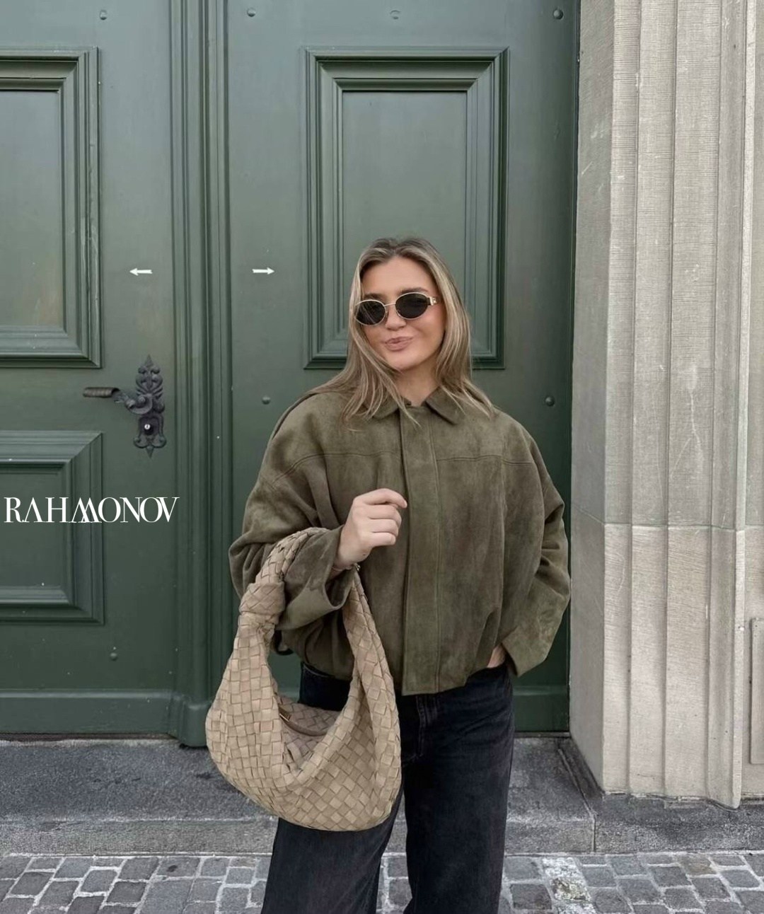 замшевая куртка,замшевая куртка женская,куртка свободного кроя,стильная женская замшевая куртка-бомбер,короткая куртка