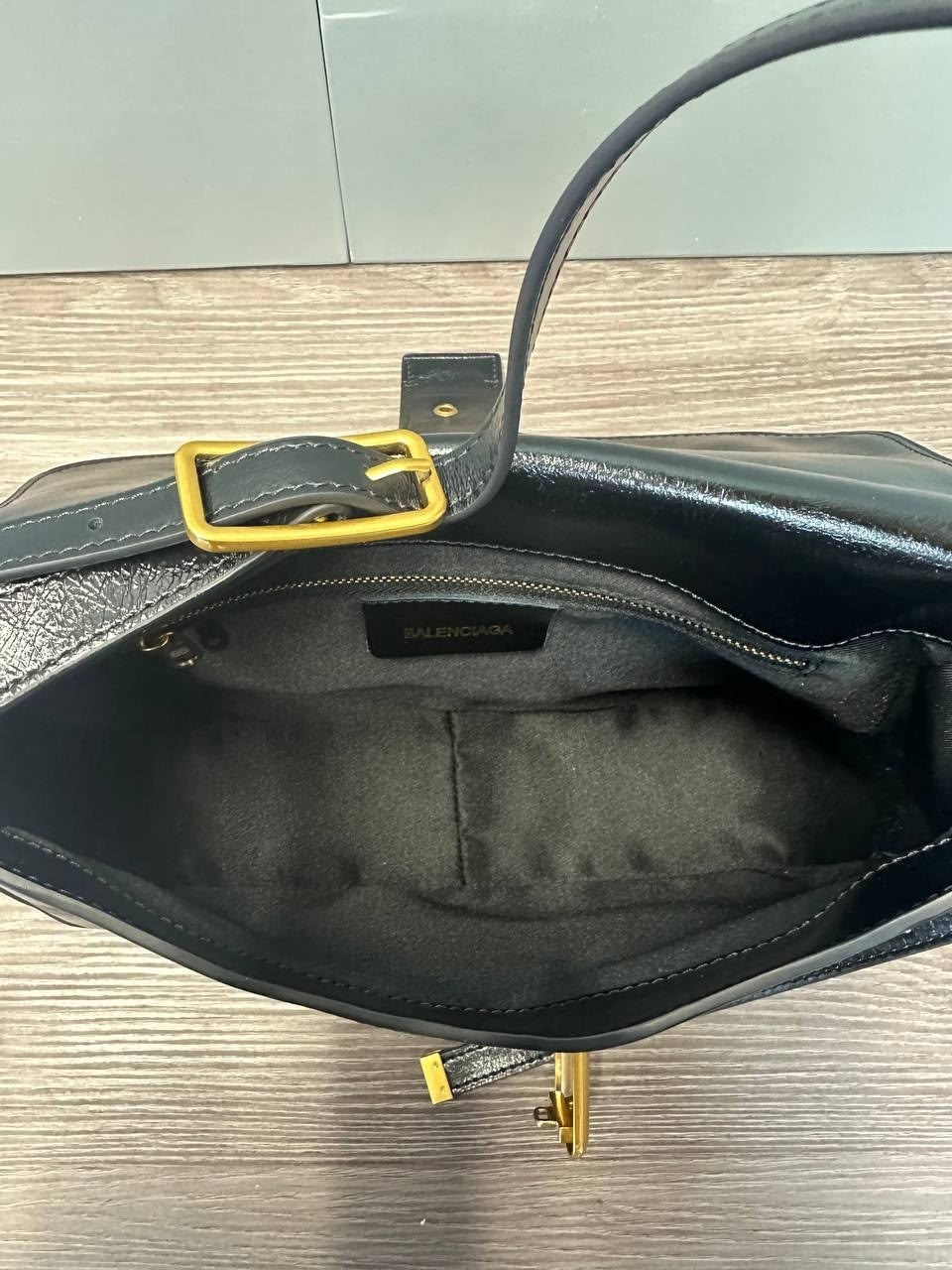 сумка женская balenciaga,сумка balenciaga,сумка на плечо balenciaga,большая сумка через плечо через цепочку balenciaga,черная сумка через плечо с золотой пряжкой balenciaga