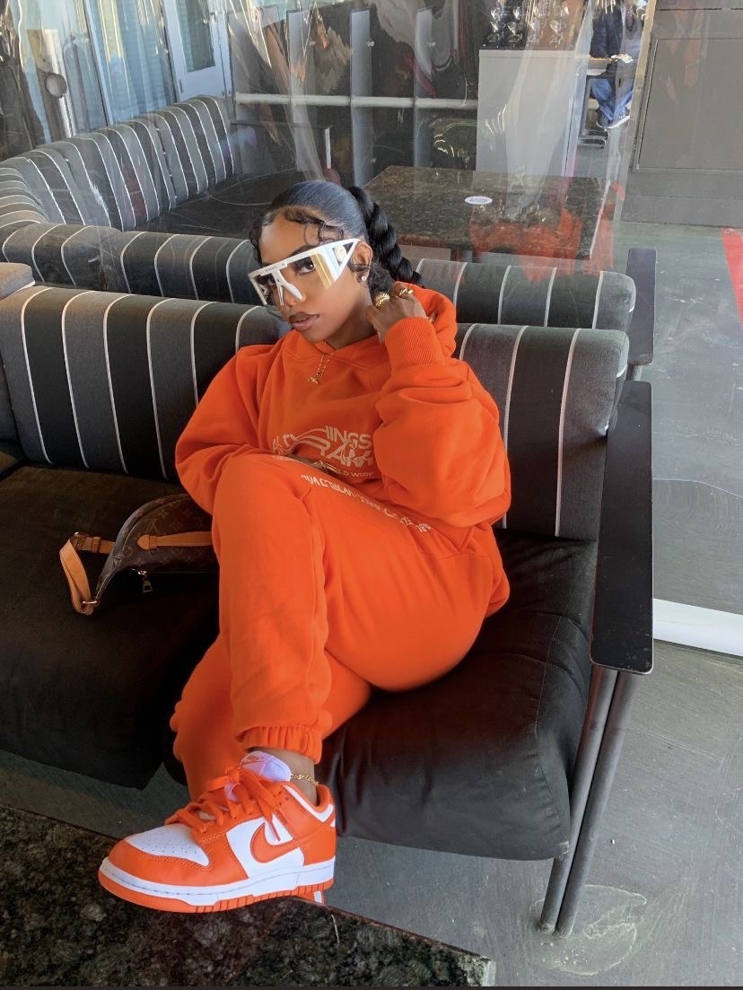 оранжевая одежда,кроссовки стильные,оранжевые кроссовки,мода модная,оранжевые брюки
