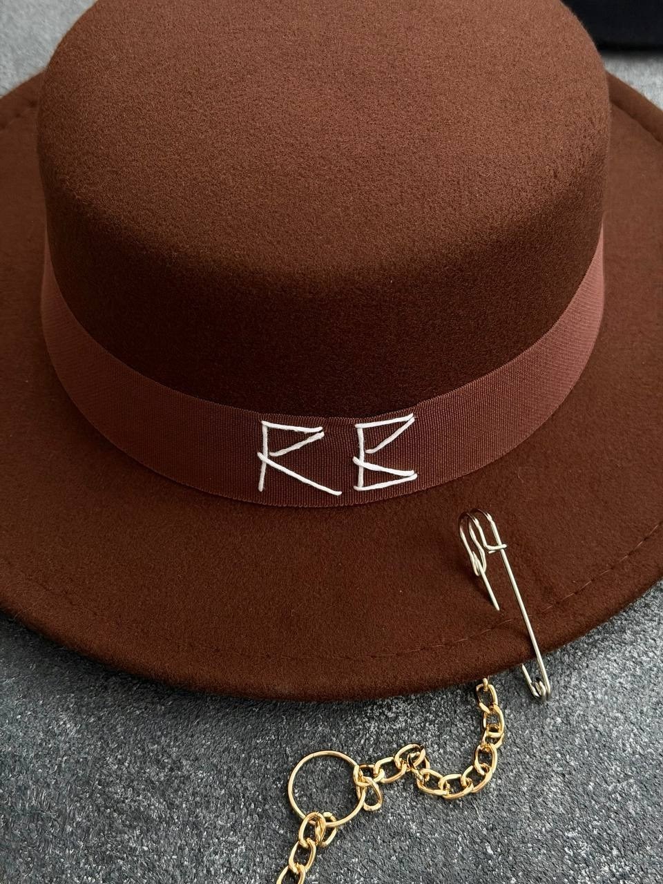 шляпа с цепочкой,шляпа фетровая с цепочкой,шляпа с цепочкой черная женская,шляпа женская фетровая канотье с декором и цепочкой черная,женская фетровая шляпа