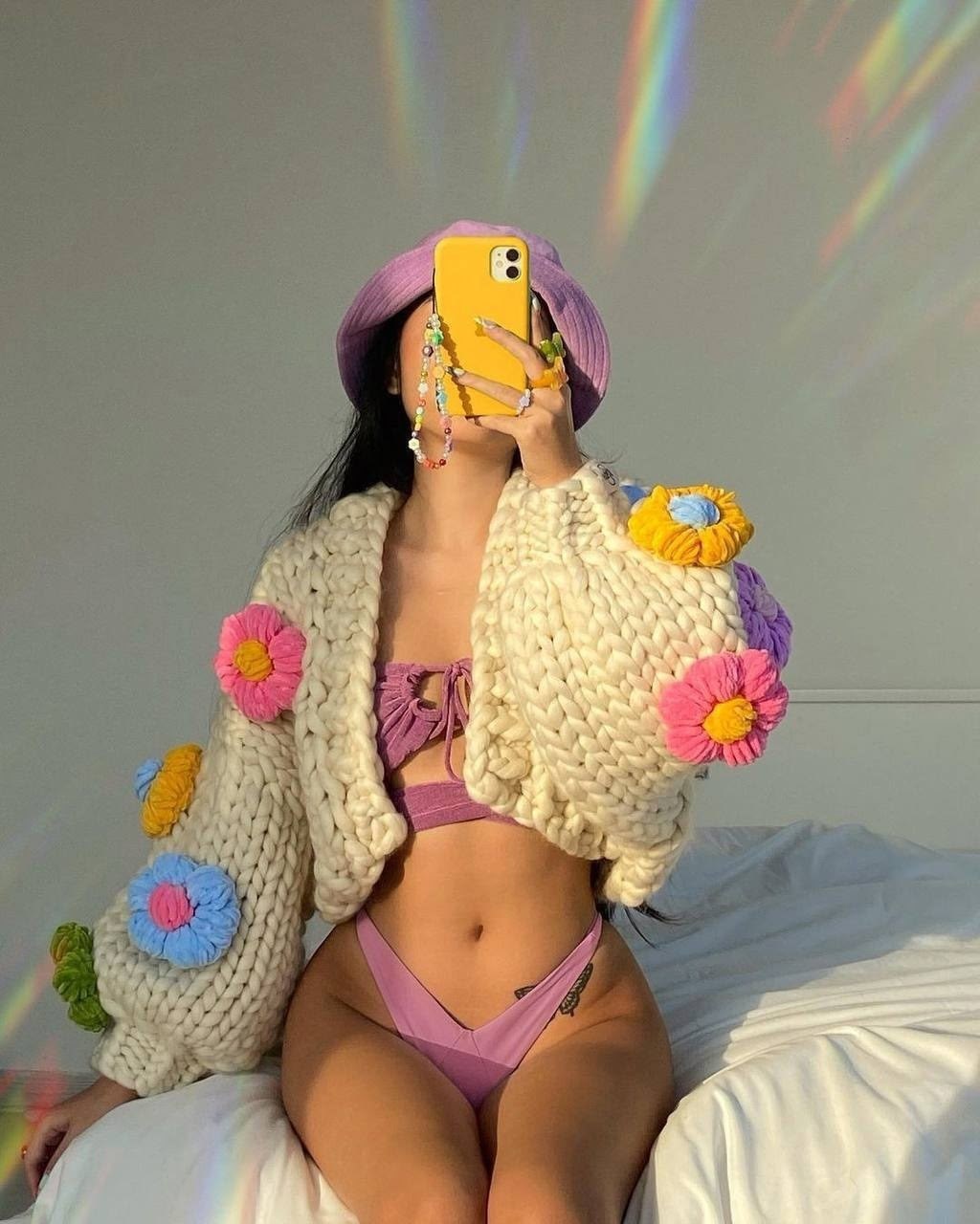 вязаный кардиган с объемными цветами,вязаные кардиганы,кардиган с объемными цветами,модные вязаные вещи,вязаный крючком кардиган