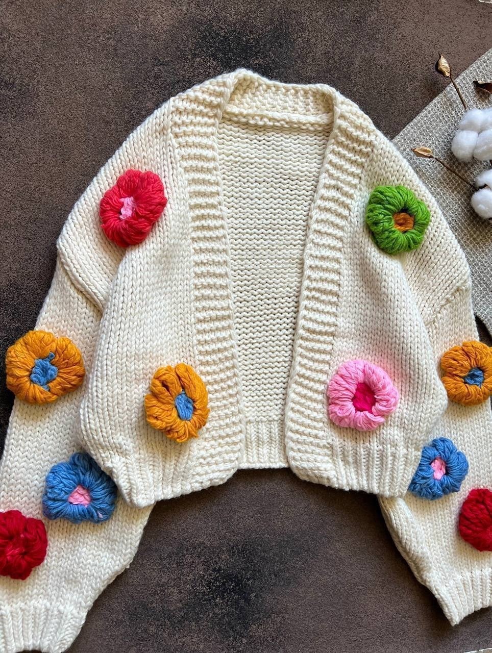 вязаный кардиган с объемными цветами,вязаные кардиганы,кардиган с объемными цветами,модные вязаные вещи,вязаный крючком кардиган