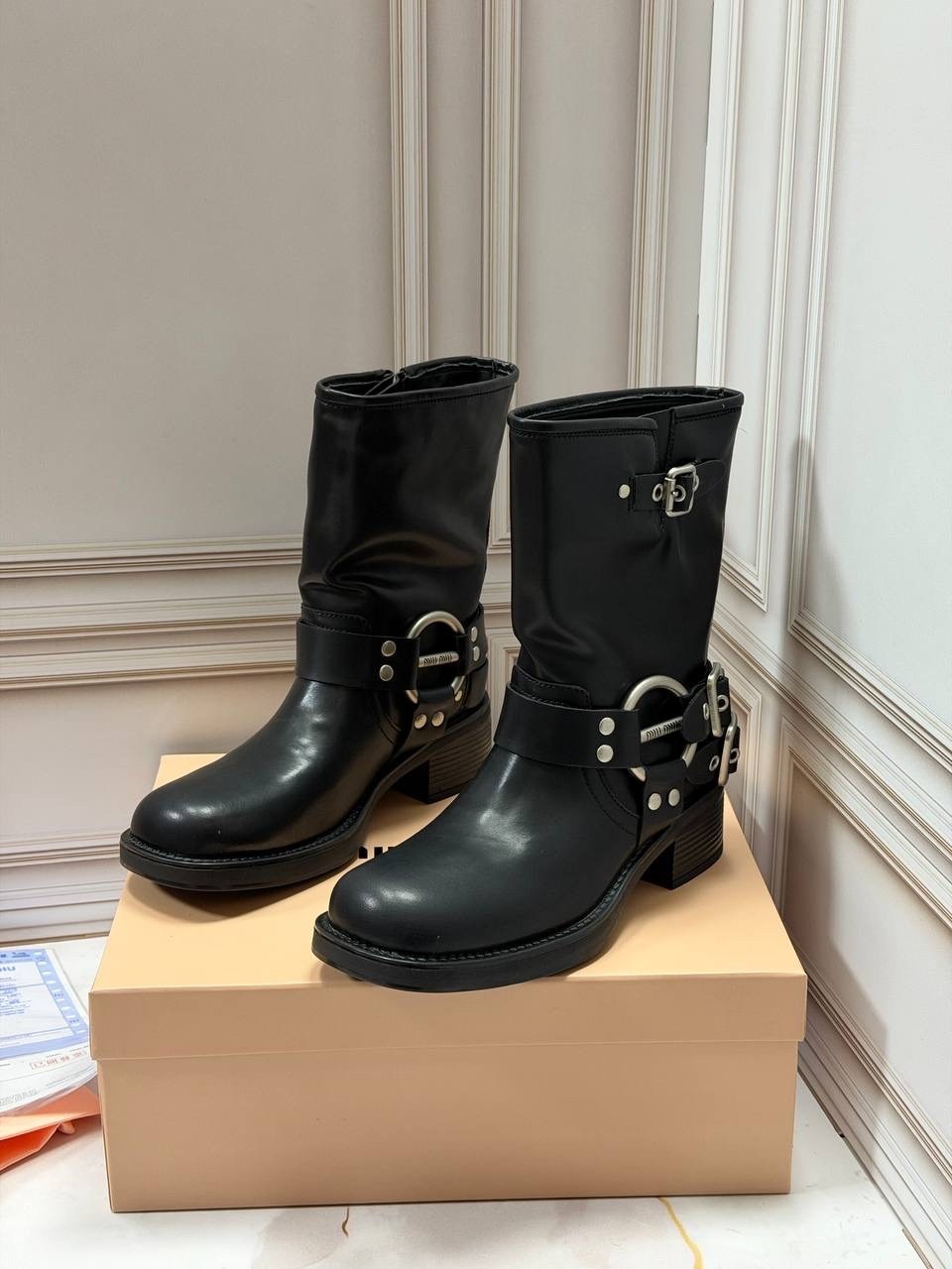 ,женские сапоги,сапоги miu miu,сапоги модные,короткие сапоги