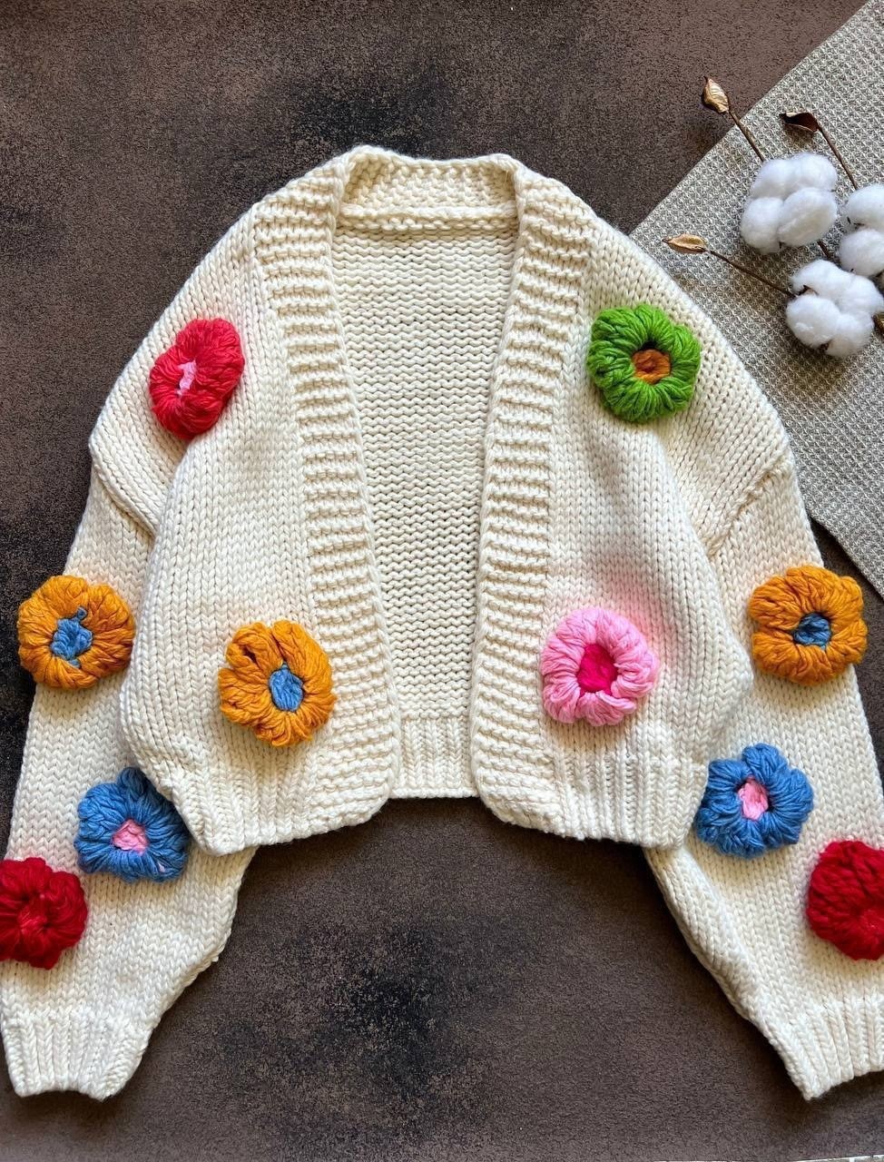 вязаный кардиган с объемными цветами,вязаные кардиганы,кардиган с объемными цветами,модные вязаные вещи,вязаный крючком кардиган
