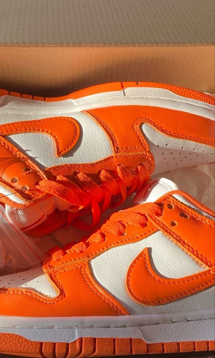 оранжевая одежда,кроссовки стильные,оранжевые кроссовки,мода модная,оранжевые брюки