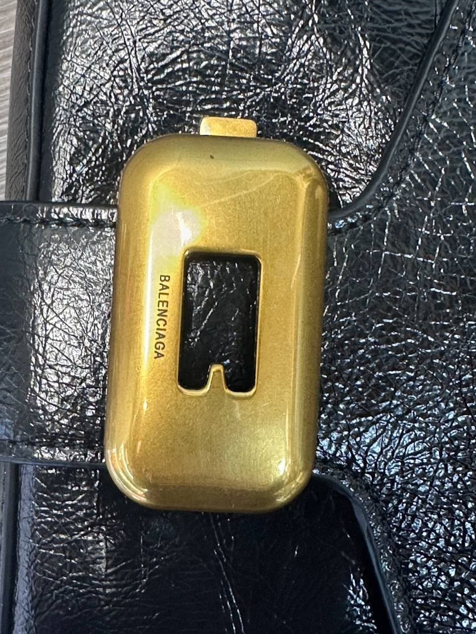 сумка женская balenciaga,сумка balenciaga,сумка на плечо balenciaga,большая сумка через плечо через цепочку balenciaga,черная сумка через плечо с золотой пряжкой balenciaga