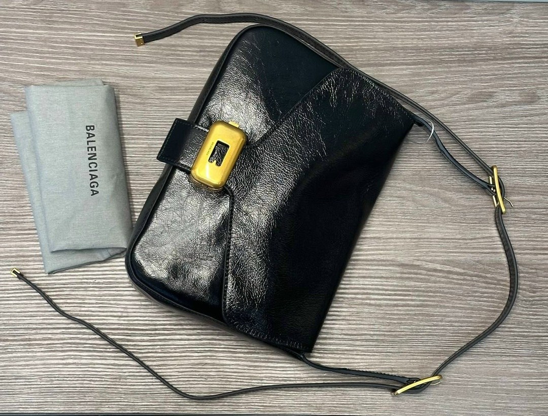 сумка женская balenciaga,сумка balenciaga,сумка на плечо balenciaga,большая сумка через плечо через цепочку balenciaga,черная сумка через плечо с золотой пряжкой balenciaga