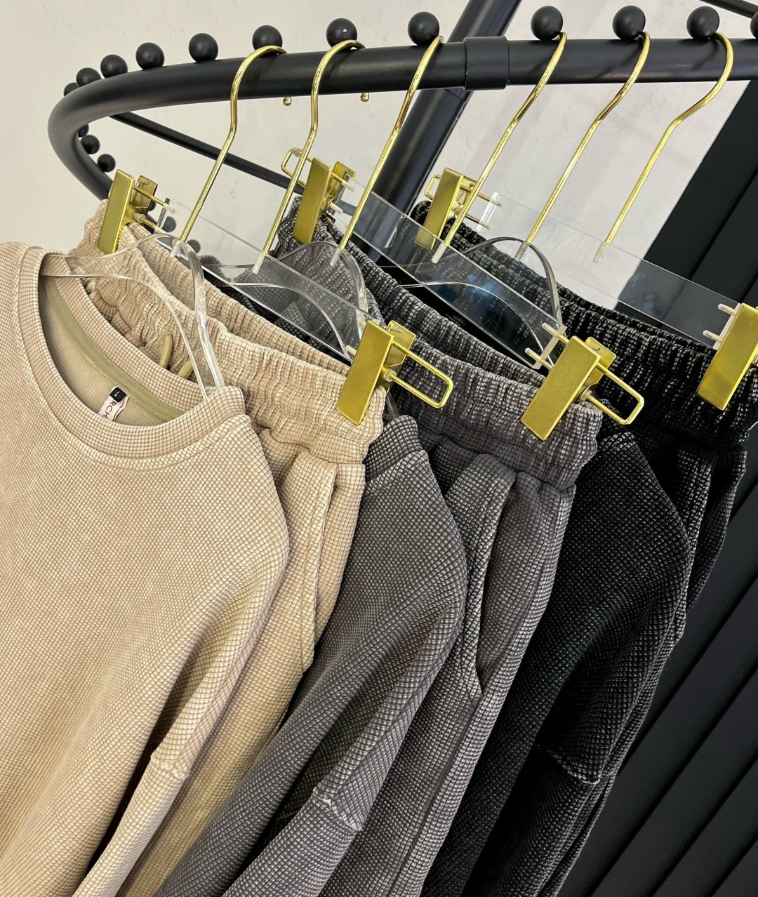 трикотажные костюмы,свитер бежевый,свитер с круглым вырезом,трикотажный