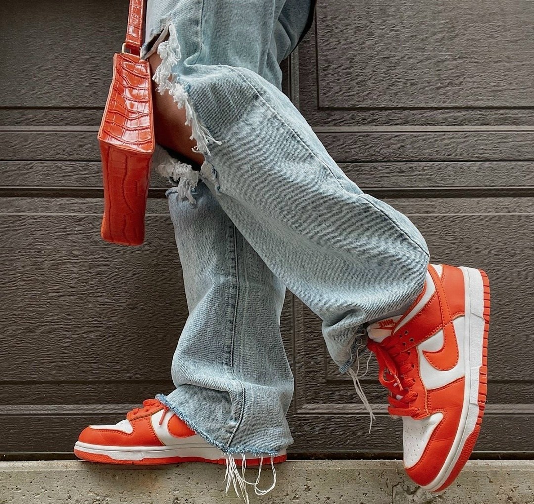 оранжевая одежда,кроссовки стильные,оранжевые кроссовки,мода модная,оранжевые брюки