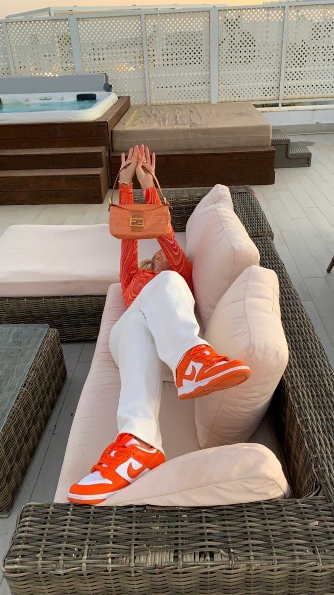 оранжевая одежда,кроссовки стильные,оранжевые кроссовки,мода модная,оранжевые брюки