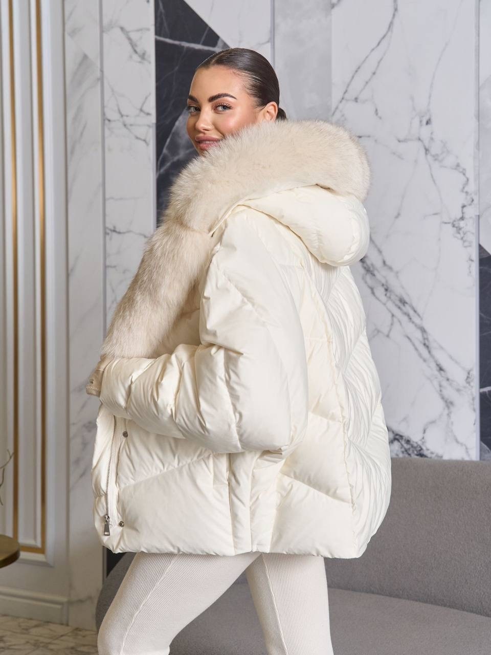 пуховик женский,модные пуховики с мехом,белый пуховик,женская зимняя куртка-пуховик,светлый пуховик