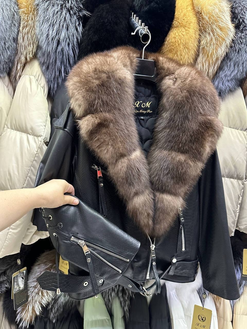 куртка натуральная кожа с песцом,куртка кожаная с мехом,куртка натуральная кожа мех песец,кожаная куртка с мехом песца,куртка кожаная мех песец английский воротник