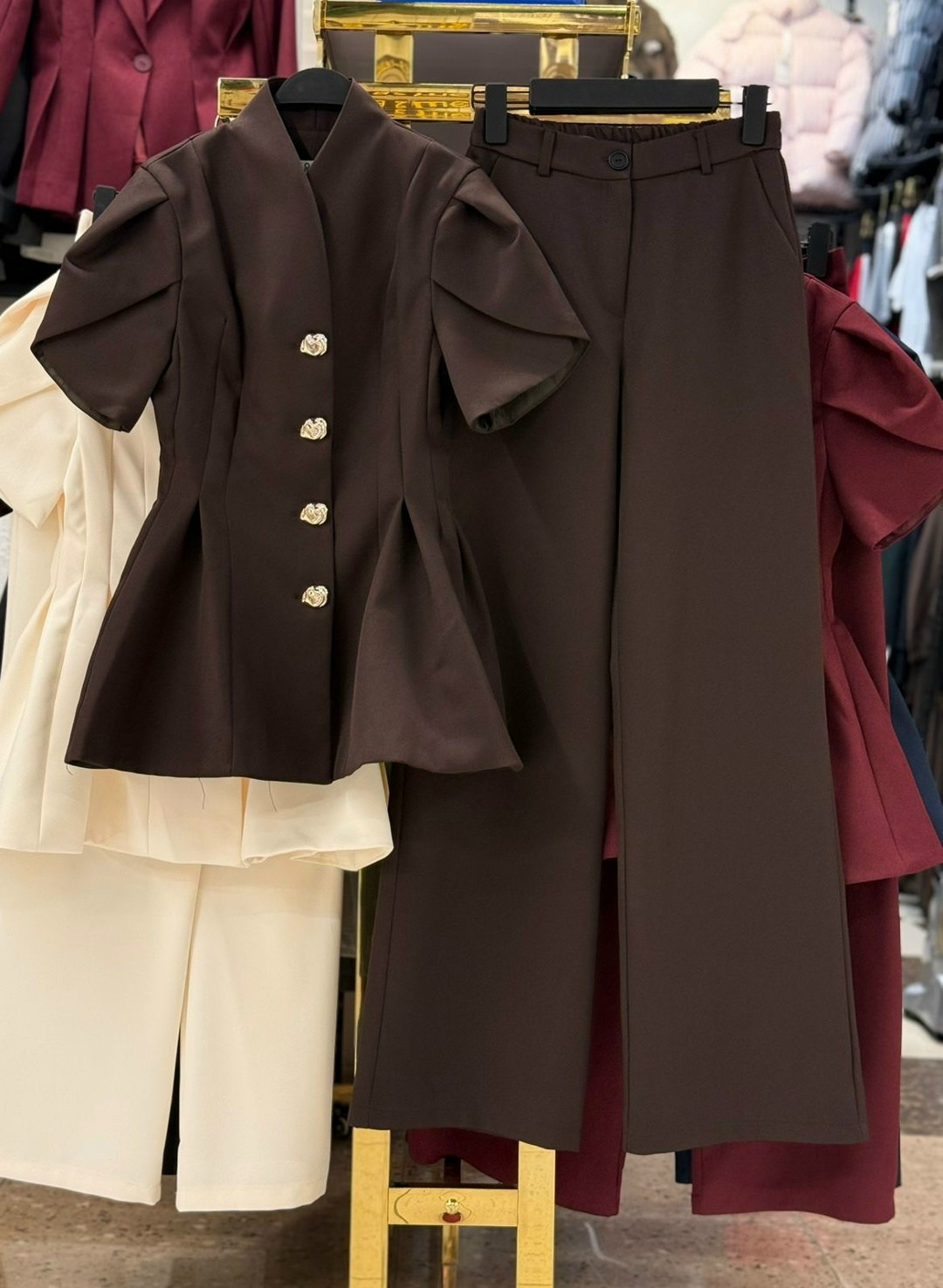 брючный костюм,деловой костюм женский,женский брючный костюм,брючный костюм элегантный,белые костюмы