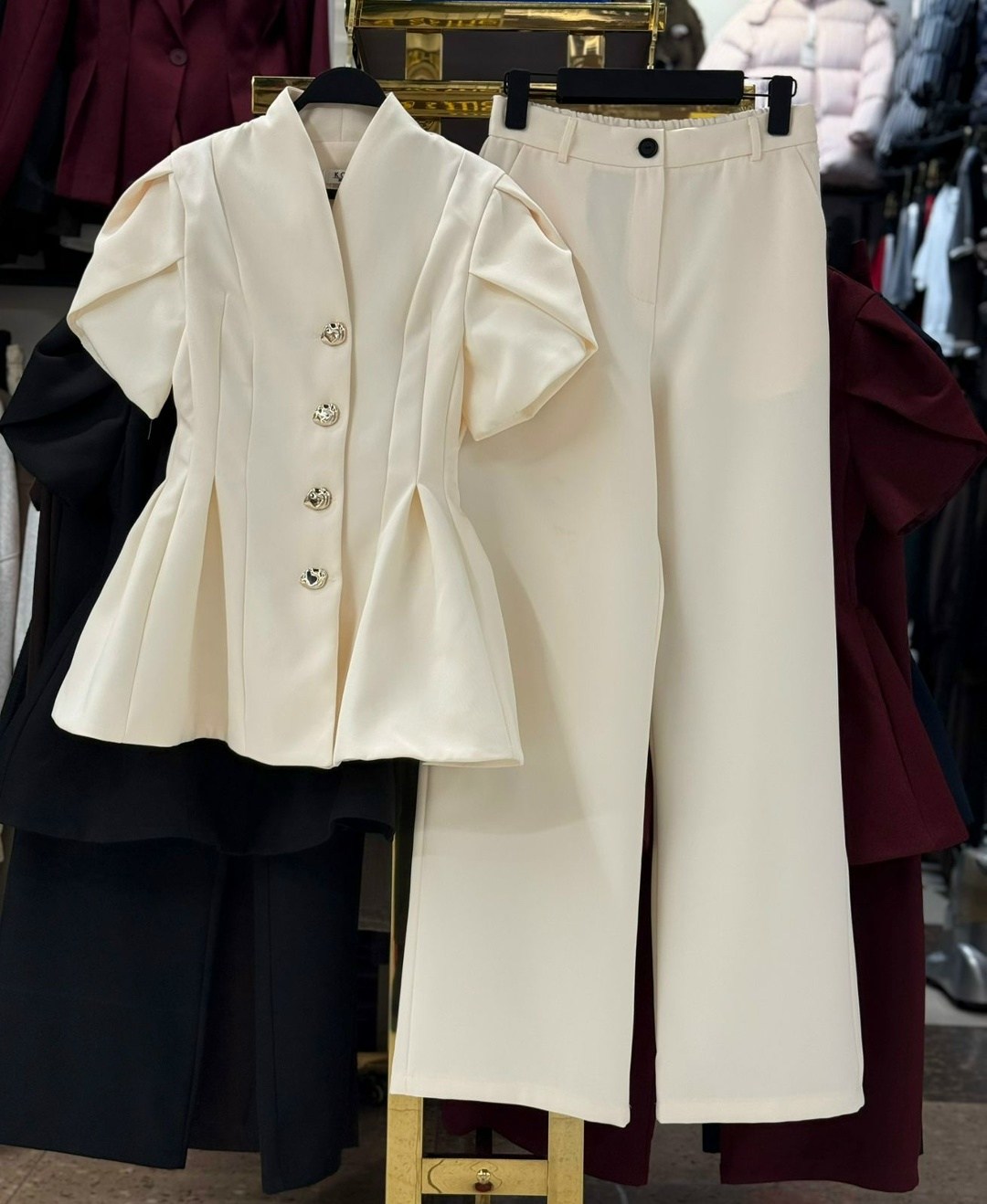 брючный костюм,деловой костюм женский,женский брючный костюм,брючный костюм элегантный,белые костюмы