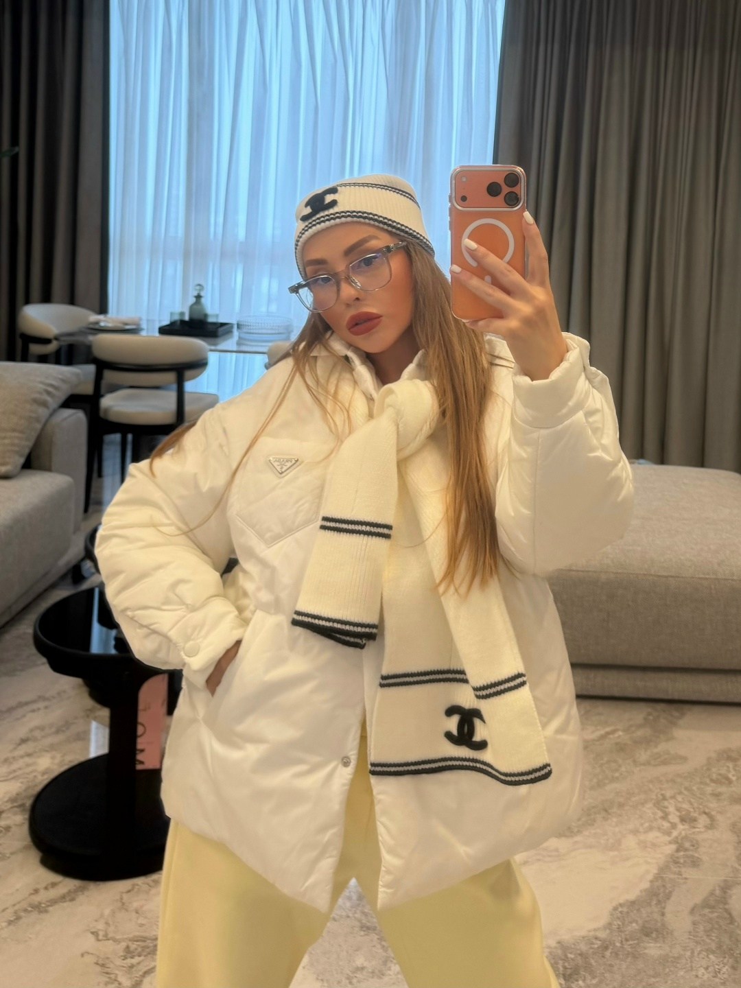 зимний стиль одежды,кэжуал зимние наряды,образ с белым пуховиком,зимняя куртка,женская зимняя куртка