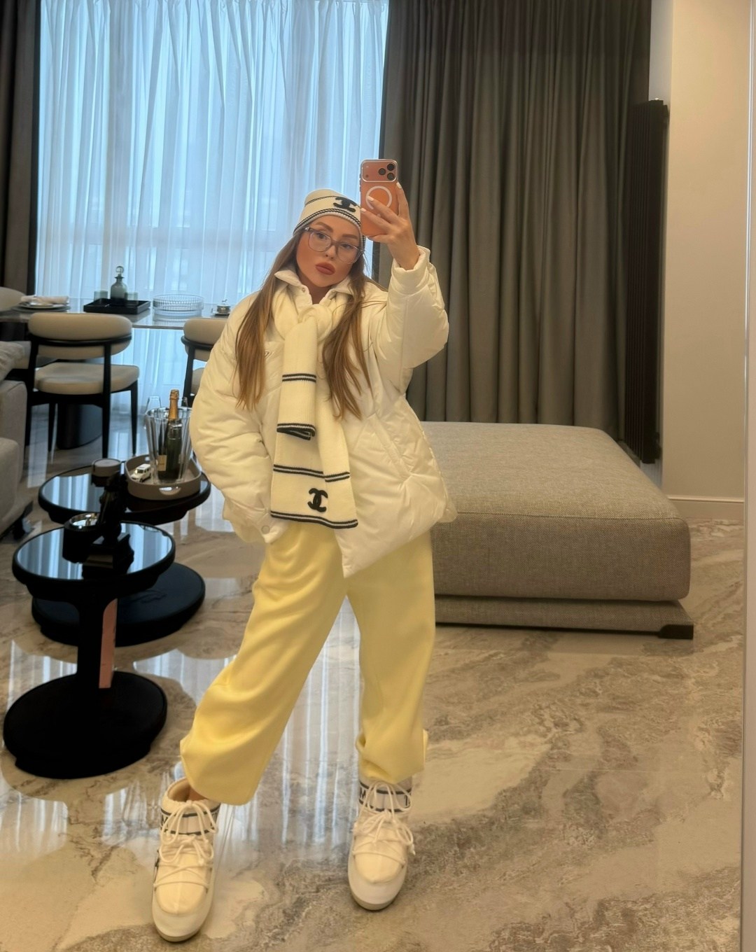 зимний стиль одежды,кэжуал зимние наряды,образ с белым пуховиком,зимняя куртка,женская зимняя куртка