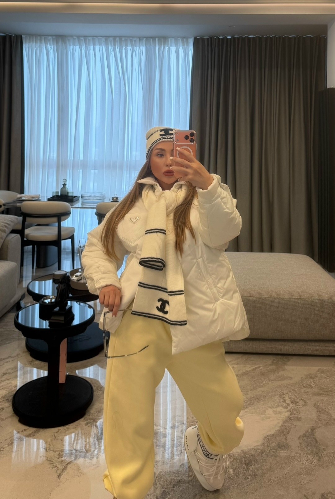 зимний стиль одежды,кэжуал зимние наряды,образ с белым пуховиком,зимняя куртка,женская зимняя куртка