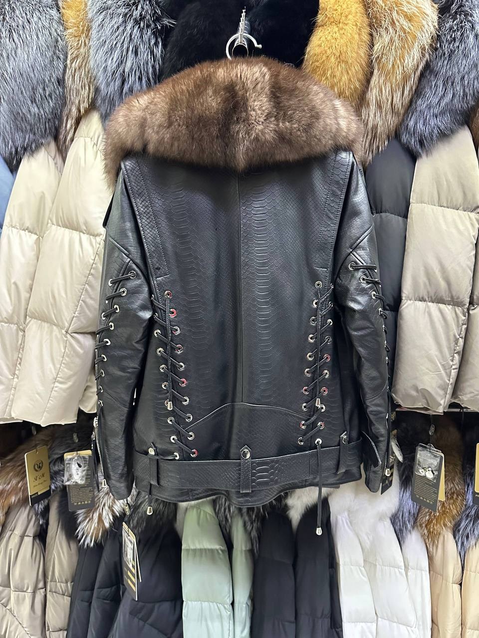 куртка натуральная кожа с песцом,куртка кожаная с мехом,куртка натуральная кожа мех песец,кожаная куртка с мехом песца,куртка кожаная мех песец английский воротник