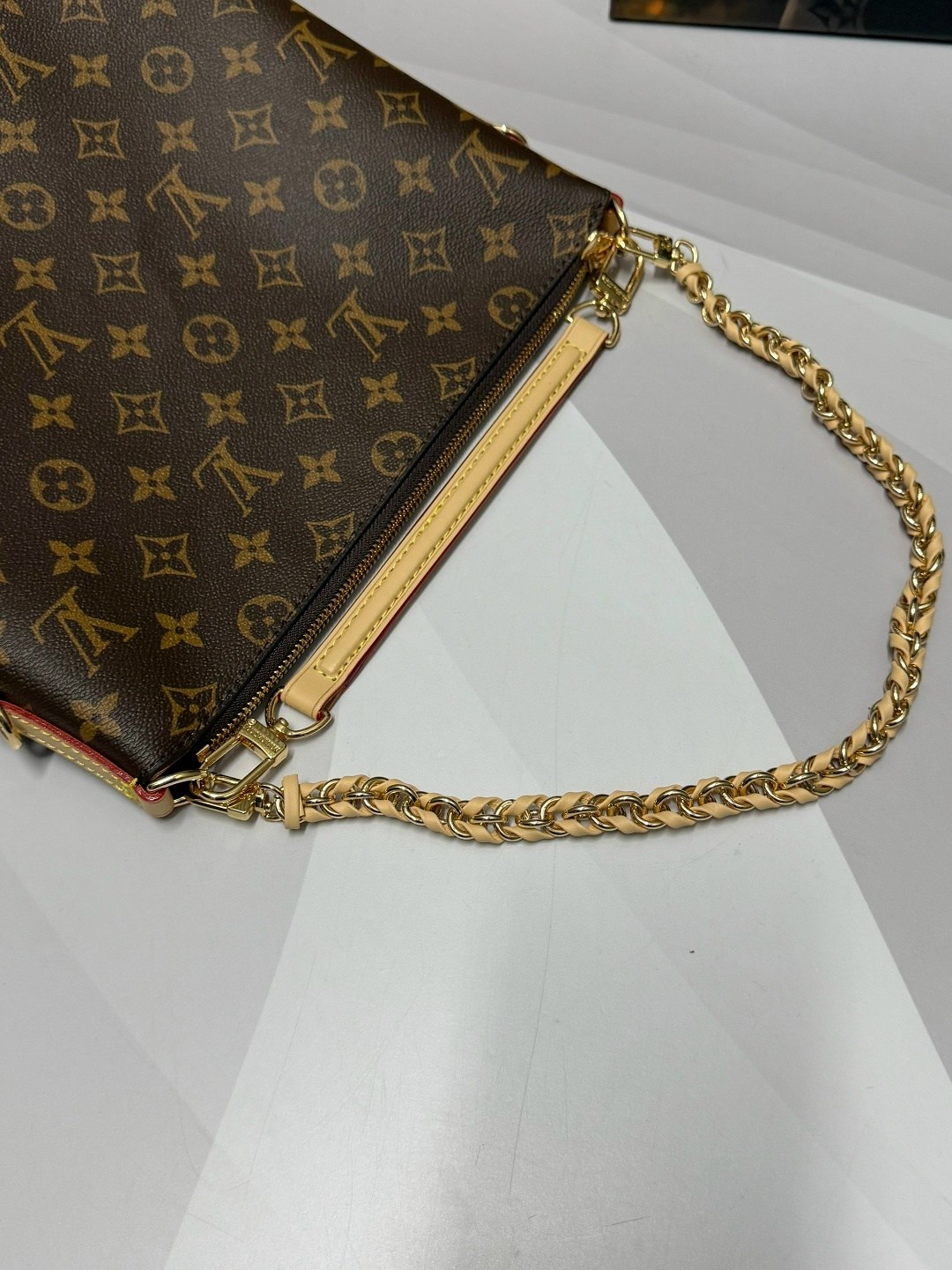 сумка louis vuitton,louis vuitton сумка на плечо,louis vuitton женская сумка,сумка louis vuitton c тканевым ремнем и косметичкой,сумка с цепочкой