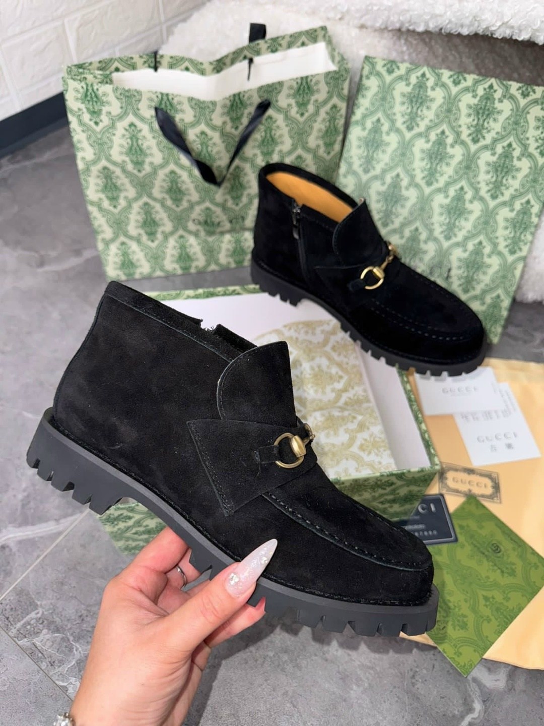 лоферы gucci,замшевые мокасины гуччи первые,женские лоферы gucci,лоферы замшевый,женские замшевые черные ботинки gucci