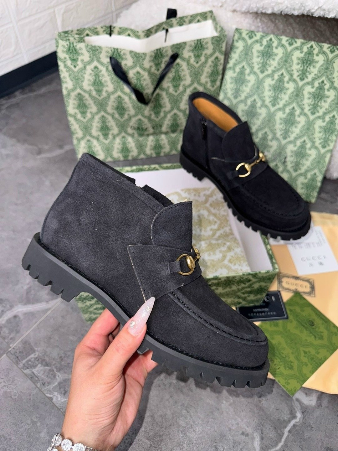 лоферы gucci,замшевые мокасины гуччи первые,женские лоферы gucci,лоферы замшевый,женские замшевые черные ботинки gucci