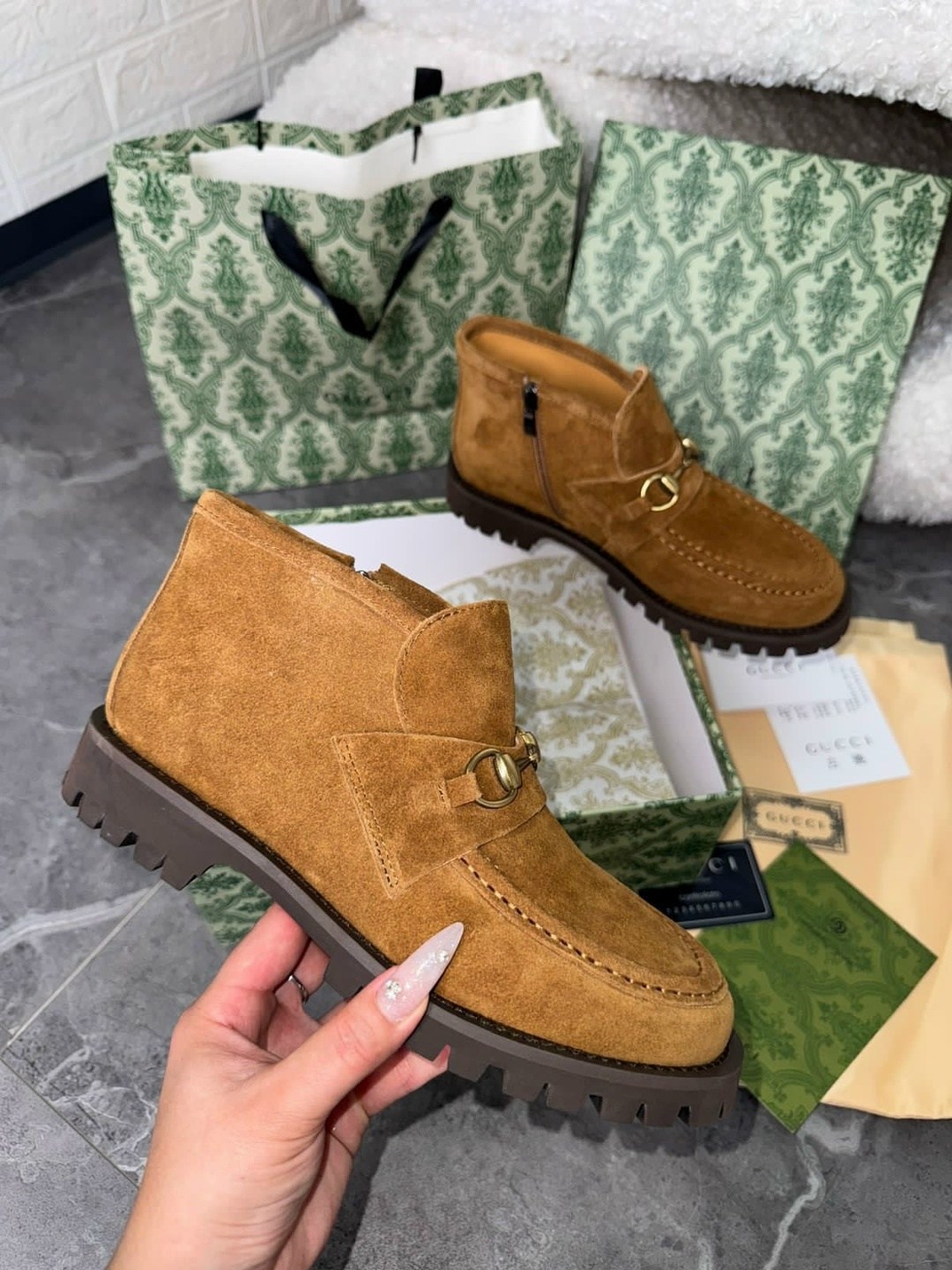 лоферы gucci,замшевые мокасины гуччи первые,женские лоферы gucci,лоферы замшевый,женские замшевые черные ботинки gucci