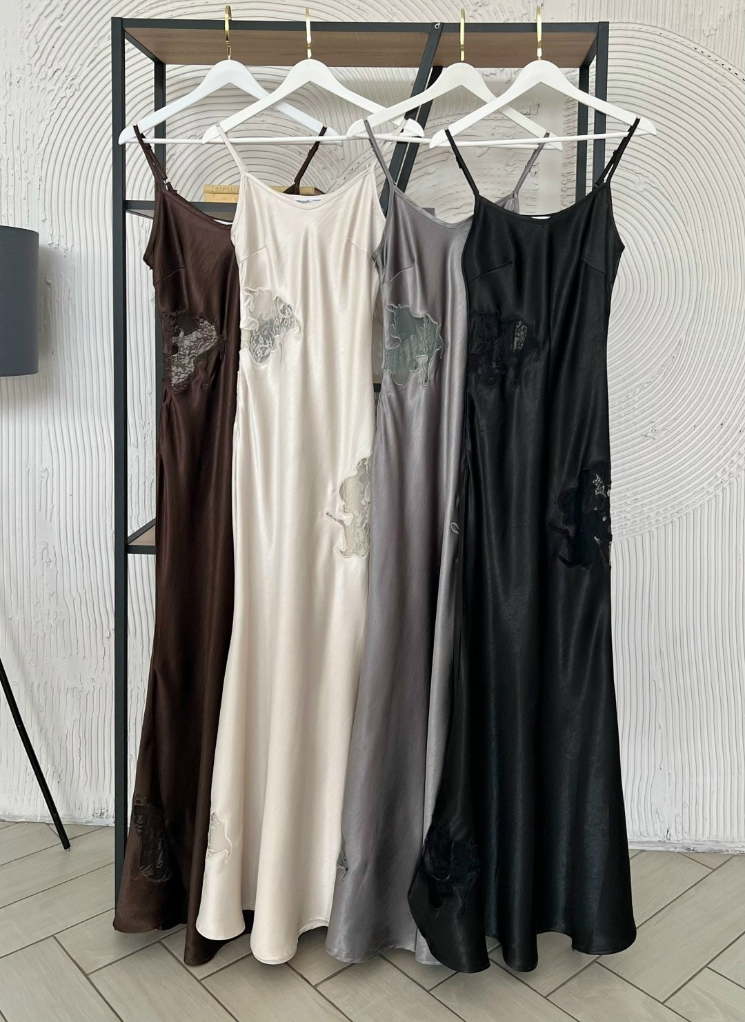 атласное платье,вечерние платья,вечерние платья на бретельках,черное шелковое платье на бретельках,платье