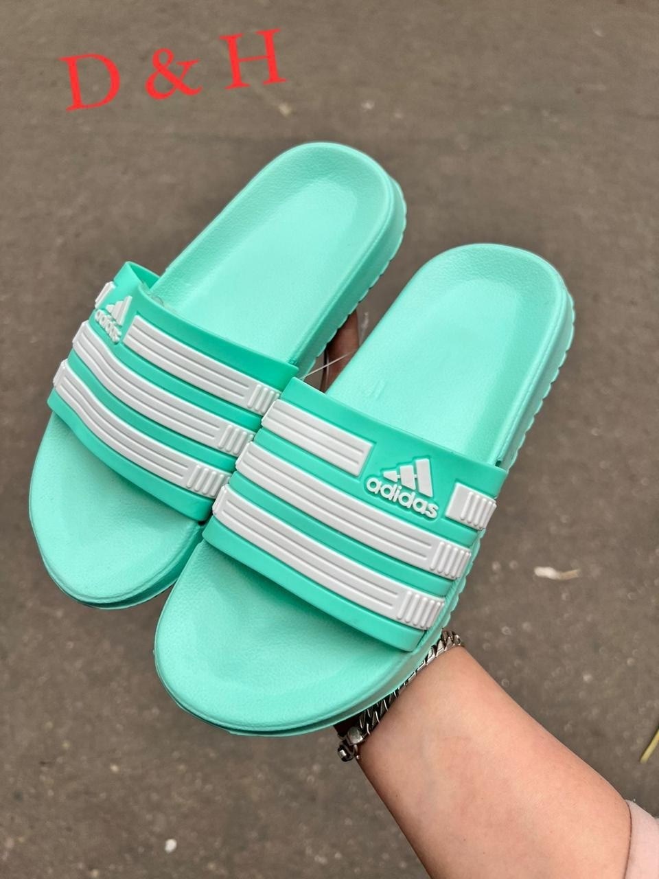 фиолетовые шлепки адидас,сланцы adidas adilette,шлепанцы адидас женские розовые,вьетнамки адидас,сланцы adidas