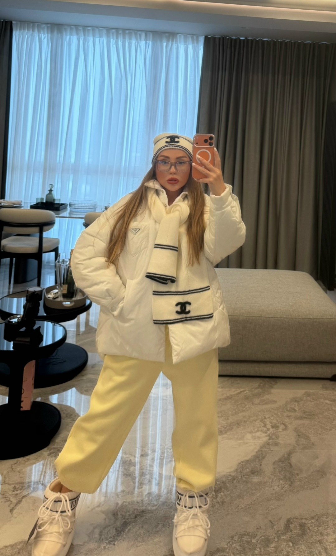 зимний стиль одежды,кэжуал зимние наряды,образ с белым пуховиком,зимняя куртка,женская зимняя куртка