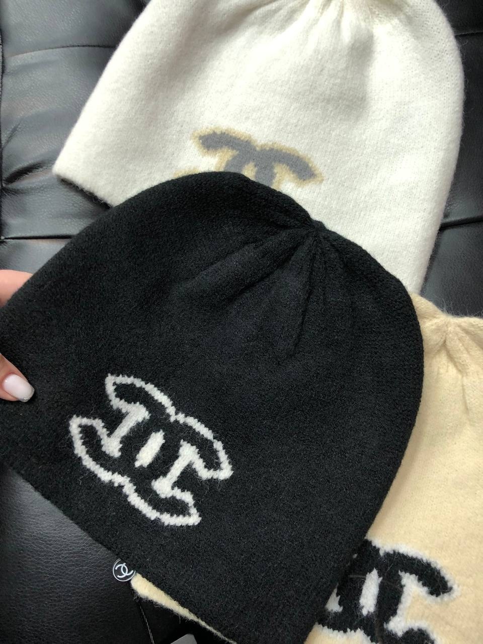 шапка chanel,вязаная шапка в стиле chanel,вязаная шапка chanel,шапка шанель,шапка chanel женская демисезонная ch13