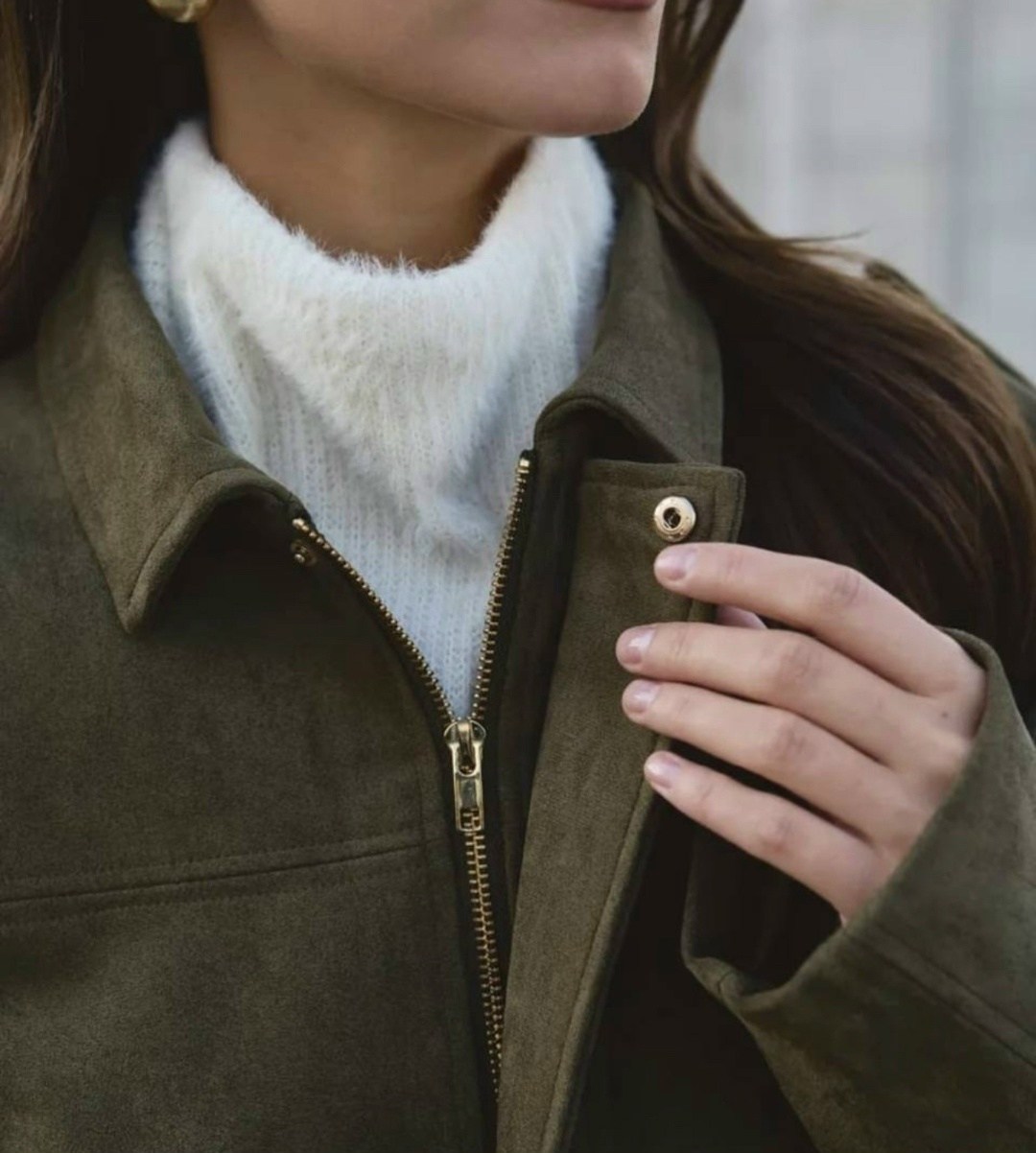 куртка бомбер укороченная оверсайз эко замшевая nonstóp with me,куртка бомбер демисезонная оверсайз замшевый niu,коричневая свободная куртка из искусственной кожи,куртка-бомбер из искусственной замши