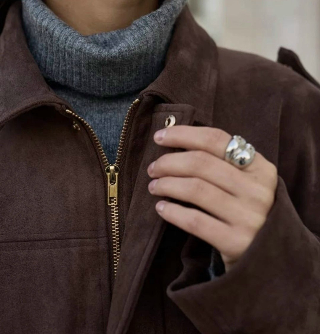 куртка бомбер укороченная оверсайз эко замшевая nonstóp with me,куртка бомбер демисезонная оверсайз замшевый niu,коричневая свободная куртка из искусственной кожи,куртка-бомбер из искусственной замши