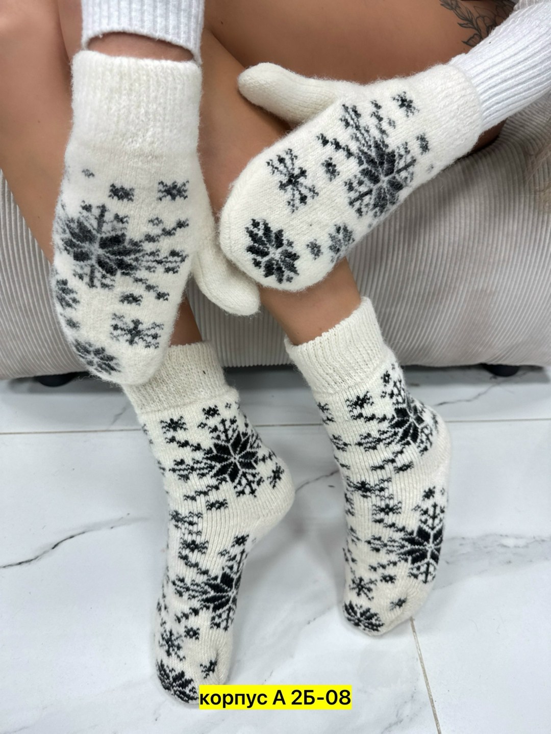 белые женские варежки со снегирями - 305.162,женские шерстяные варежки со снегирями,белые женские варежки со снегирями,варежки женские "снегирь с орнаментом" нзш,варежки женские "снегирь с орнаментом"