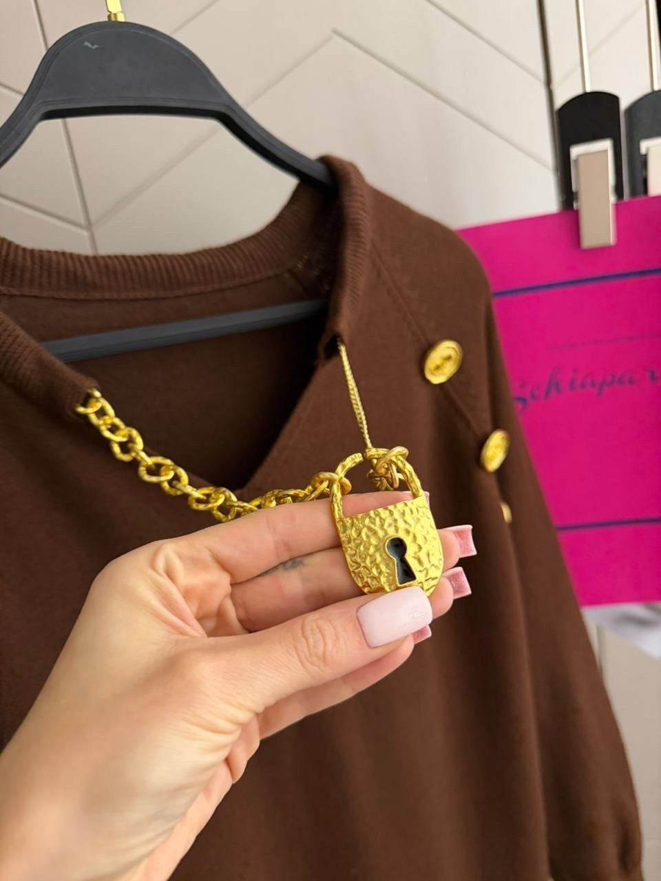 платье со свитером,стильное платье с вырезом,трикотажное платье,платье,оверсайз платье