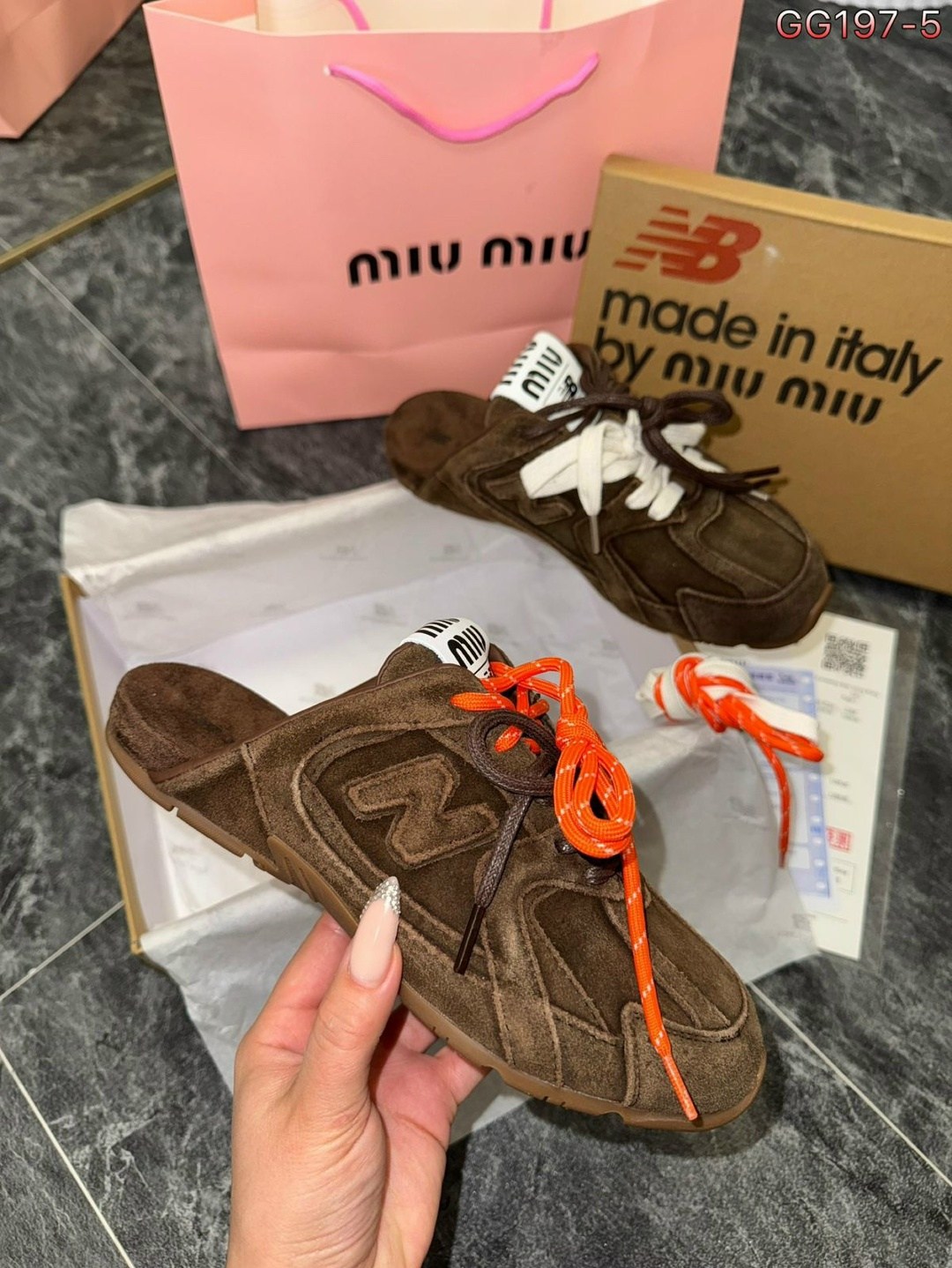 ,шлепки миу миу,шлепанцы miu miu,черные шлепанцы,кожаные шлепанцы miu miu