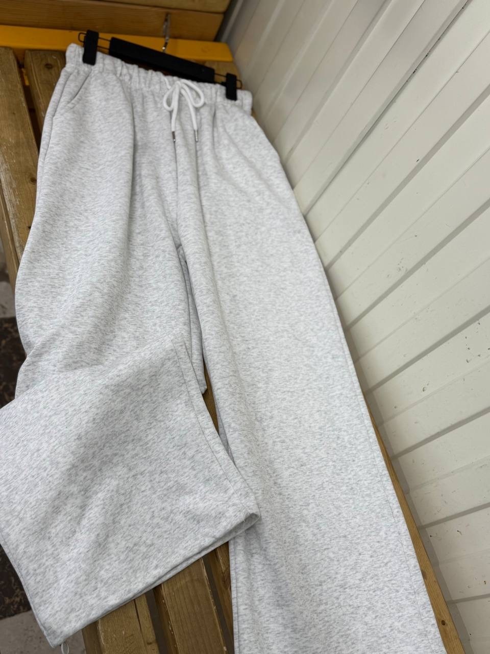 серые широкие спортивные штаны,серые спортивные брюки deeptown,штаны широкие спортивные оверсайз y2k nuk,серые спортивные брюки для женщин,спортивные брюки женские belevtseva w2202621 серые