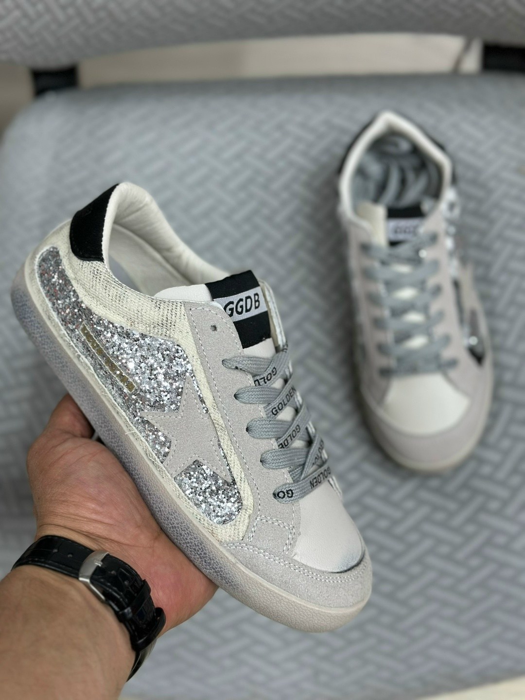 golden goose кеды v-star с блестками серебристый,golden goose кеды super-star с блестками серебристый,,кеды golden goose женские,кроссовки golden goose
