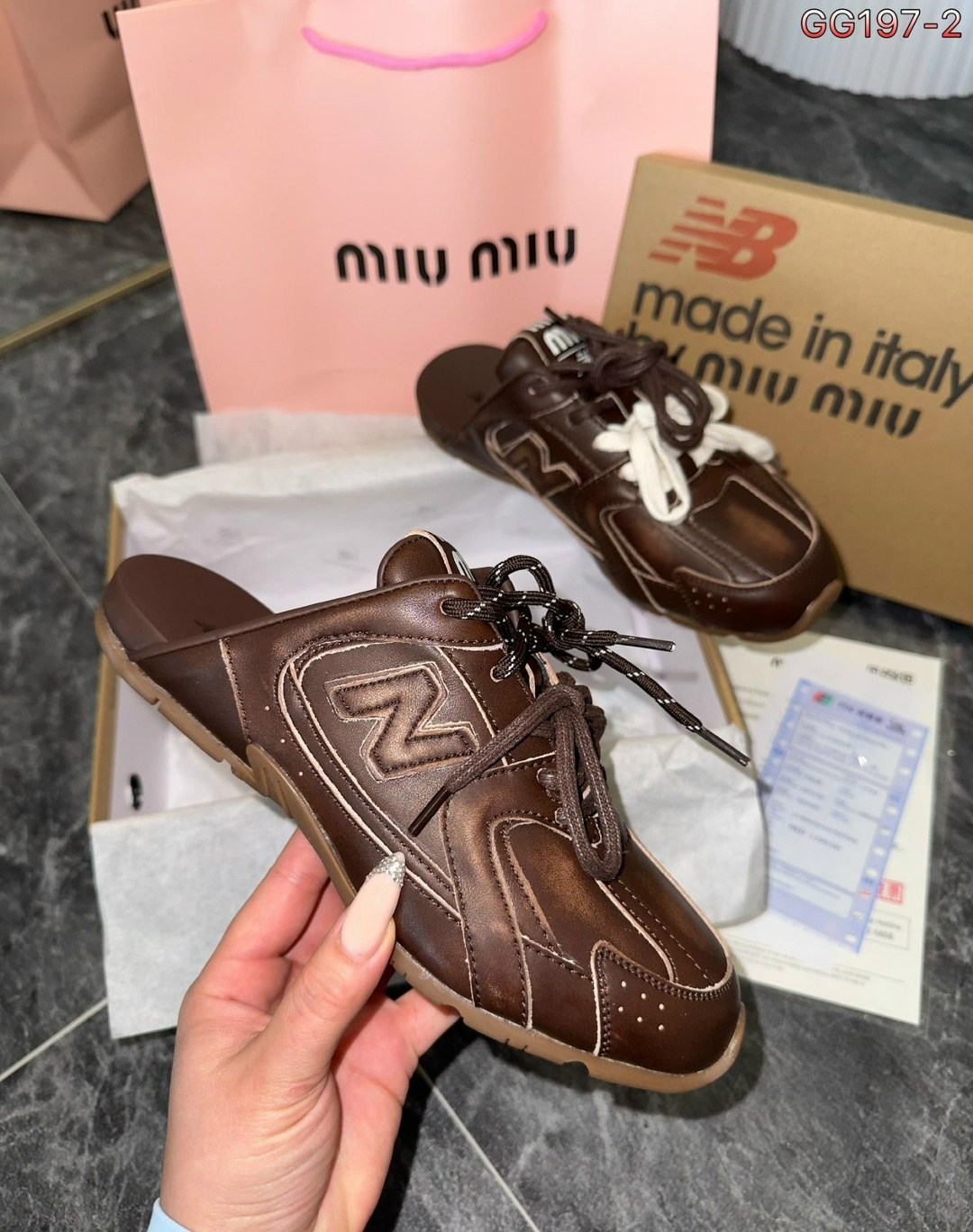,шлепки миу миу,шлепанцы miu miu,черные шлепанцы,кожаные шлепанцы miu miu