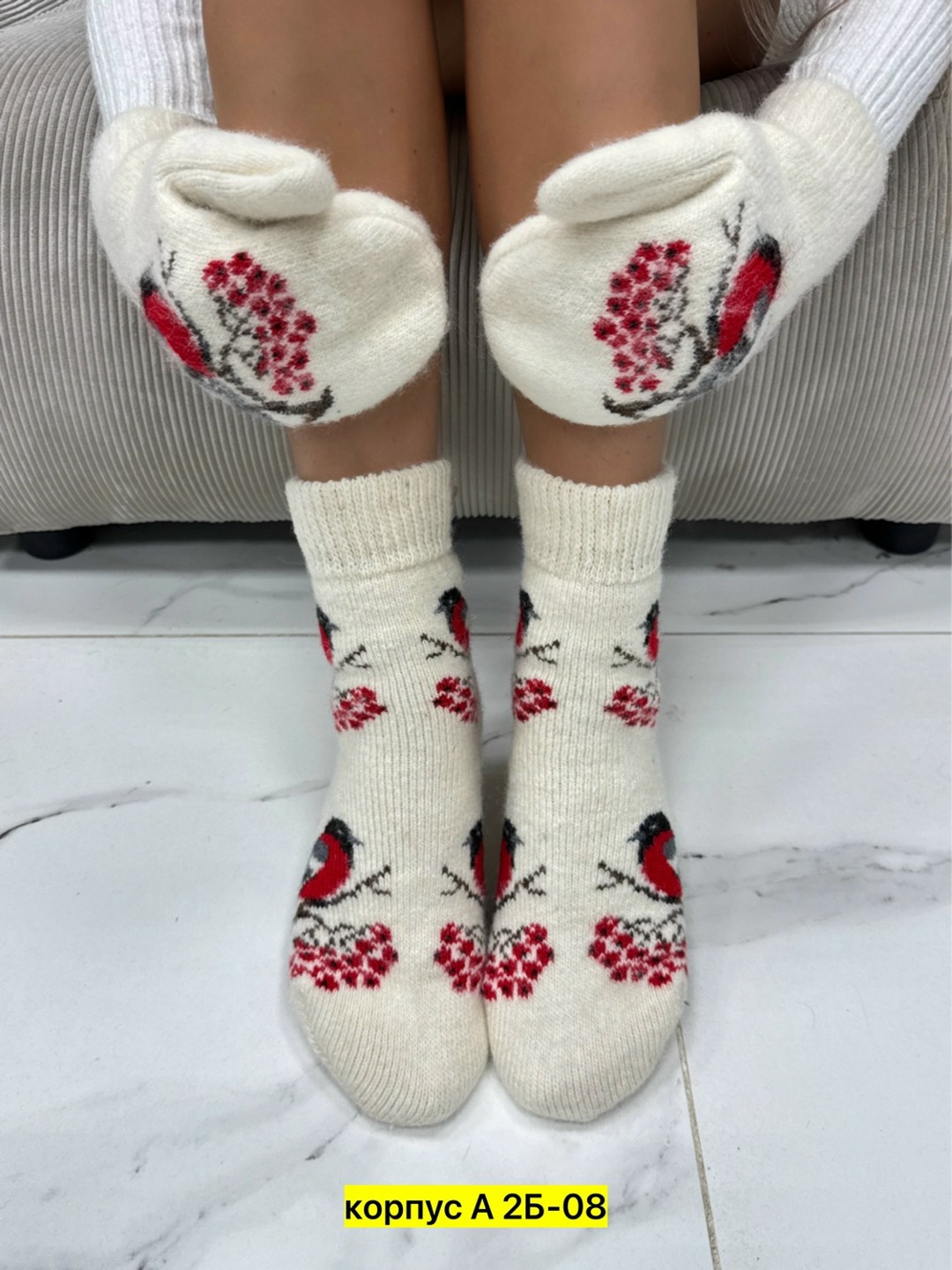 белые женские варежки со снегирями - 305.162,женские шерстяные варежки со снегирями,белые женские варежки со снегирями,варежки женские "снегирь с орнаментом" нзш,варежки женские "снегирь с орнаментом"