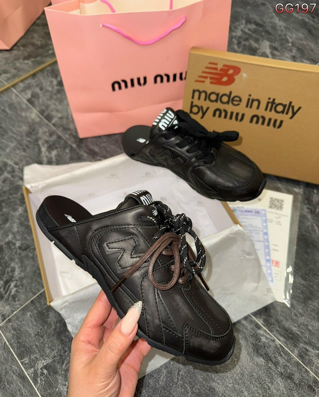 ,шлепки миу миу,шлепанцы miu miu,черные шлепанцы,кожаные шлепанцы miu miu