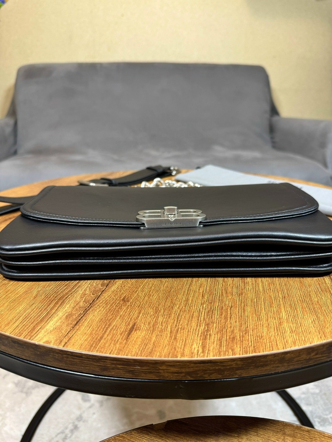 сумка balenciaga,сумка женская balenciaga,большая сумка через плечо через цепочку balenciaga,кожаная сумка balenciaga bb soft flap 23x12 см black / gold,маленькая сумка через плечо через цепочку balen