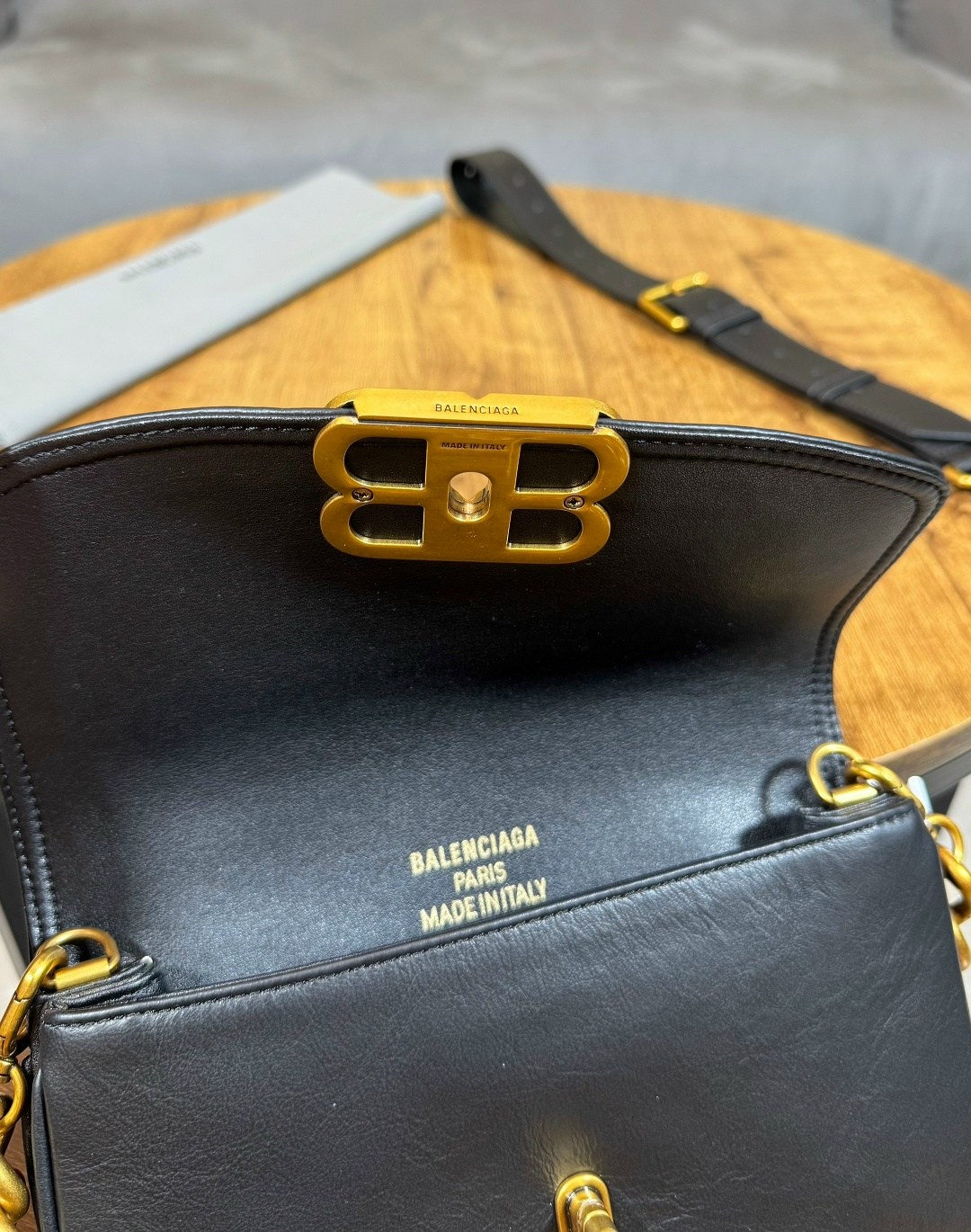 balenciaga сумка,сумка женская balenciaga,большая сумка через плечо через цепочку balenciaga,сумка женская balenciaga натуральная кожа,женская сумка баленсиага