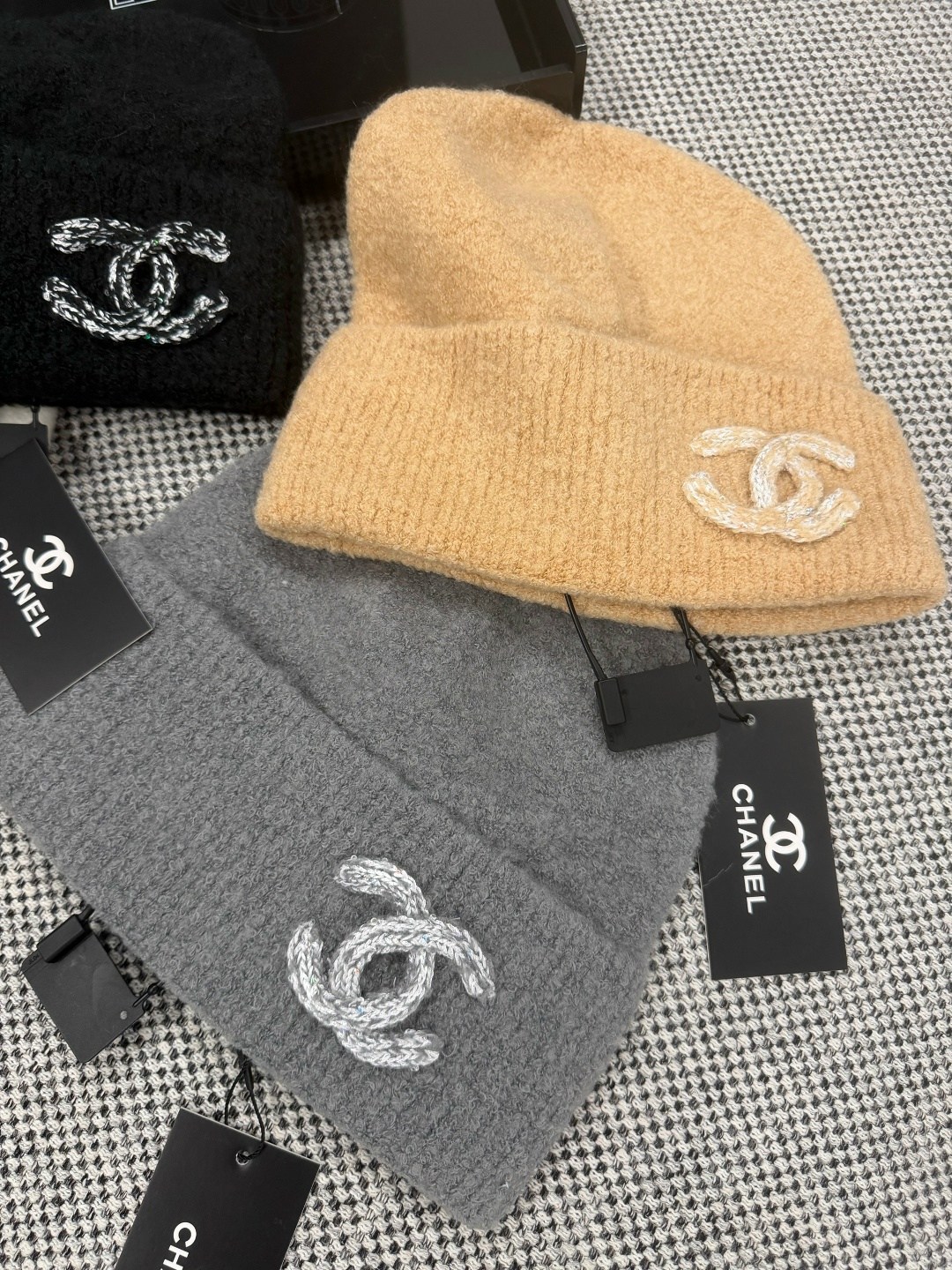 шапка chanel,вязаные эластичные шапки bini chanel,шапка chanel женская демисезонная ch13,шапка шанель,модная вязаная шапка в стиле chanel copy 1:1