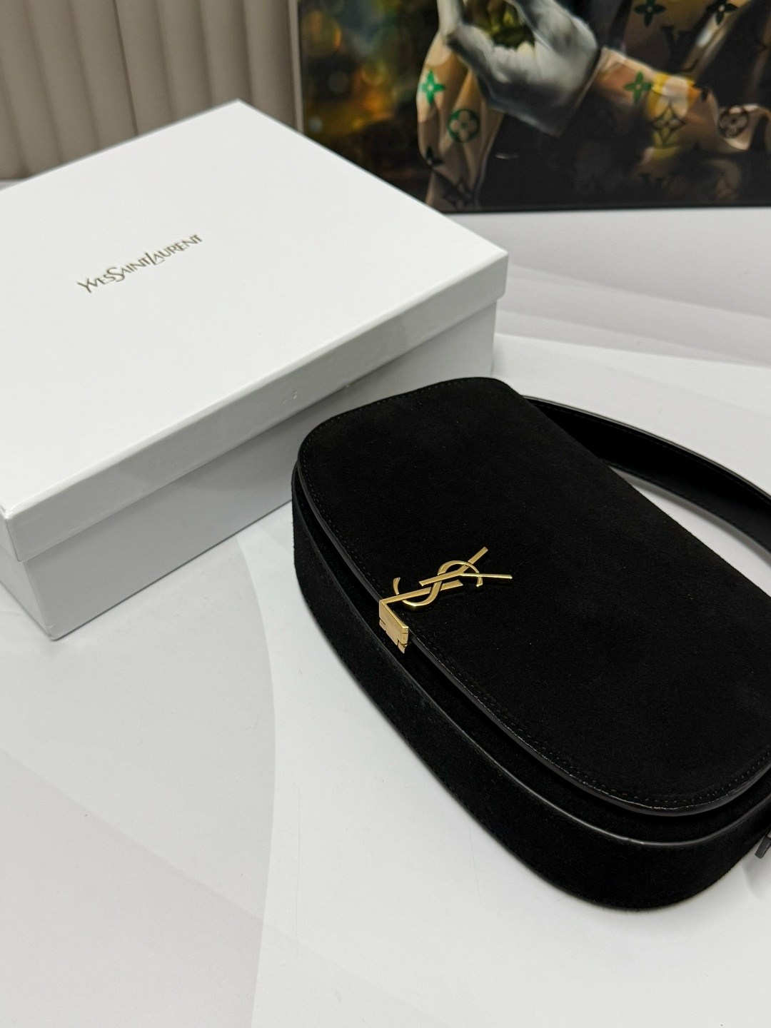 yves saint laurent сумка,сумка saint laurent,сумка yves saint laurent из натуральной замши,yves saint laurent женская чёрная замшевая сумка 25x13 см,замшевая сумка